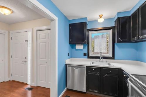 12 Oak Ridge Dr, Windsor Locks, CT 06096-2664