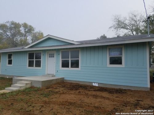 1708 3rd St, Floresville, TX 78114-2632