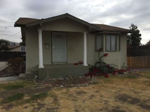 680 3rd St, Porterville, CA 93257-2462