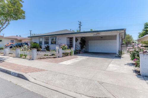 2752 Barkley Ave, Orange, CA 92867-7357