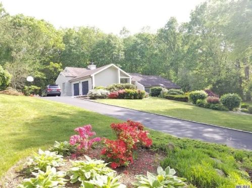 9 Brothers Ct, Huntington Station, NY 11746-4932