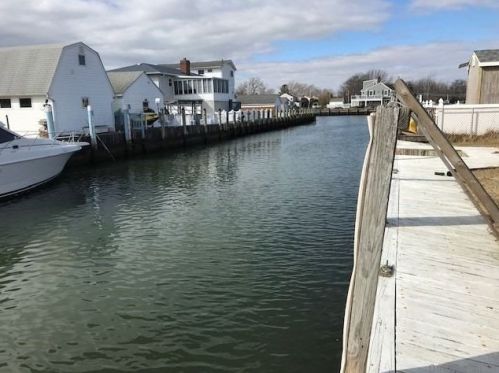 22 Elgin Rd, Amityville, NY 11701-4022