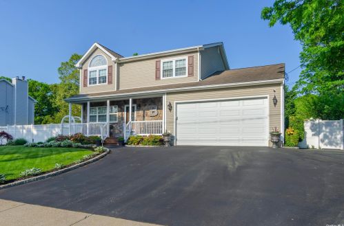 11 1st Ave, Holtsville, NY 11742-2390