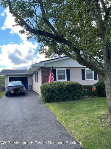 4 Vaughn Ct, Bricktown, NJ 08724-1943