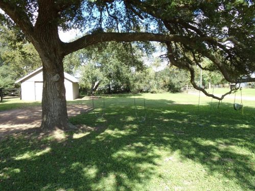 1317 Columbus Rd, Sealy, TX 77474-1705