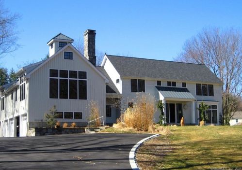 31 Green Acres Ln, Bridgeport, CT 06611-2605
