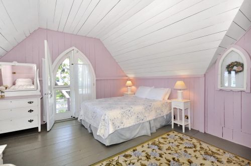 28 Narragansett Ave, Marthas Vineyard MA 02539-4428 exterior