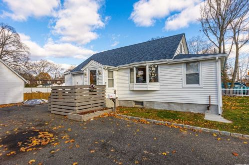 636 Herzel Blvd, Babylon, NY 11704-3715