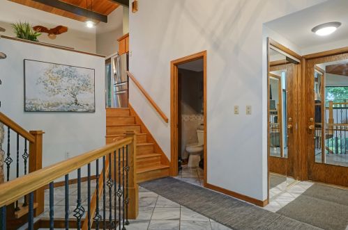 831 Pointview Rd, Oconomowoc, WI 53066-9521