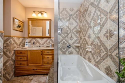 215 Croton Dam Rd, Crotonville NY  10562-2106 exterior