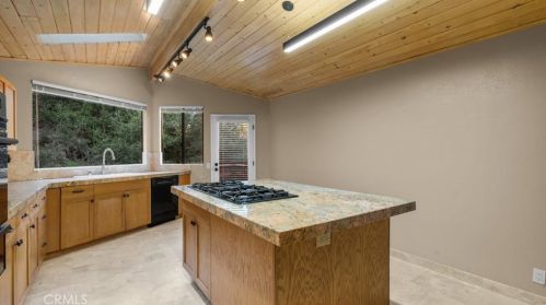 1942 Los Encinos Ave, Glendale CA  91208-2113 exterior