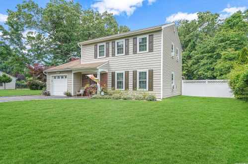 16 Scenic Hills Dr, Panamoka, NY 11961-3022