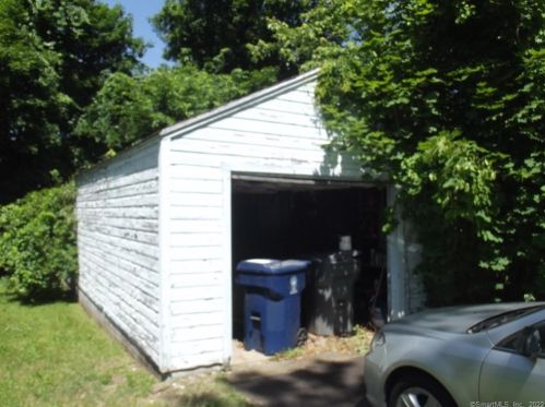10 Hickory Ln, Plainville, CT 06062-3211