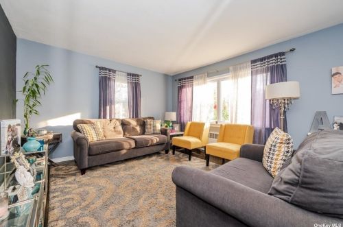 110 Linden Ave, Lynbrook, NY 11563-3929