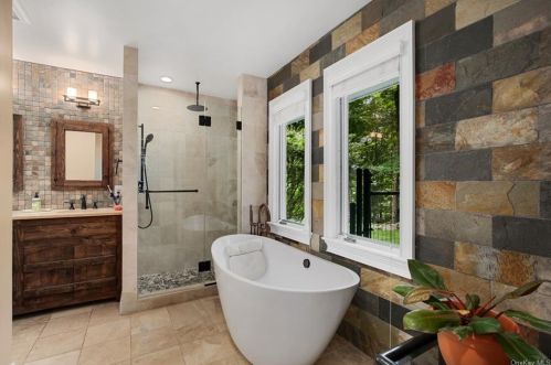 164 Westchester Ave, Scotts Corners NY  10576-1705 exterior