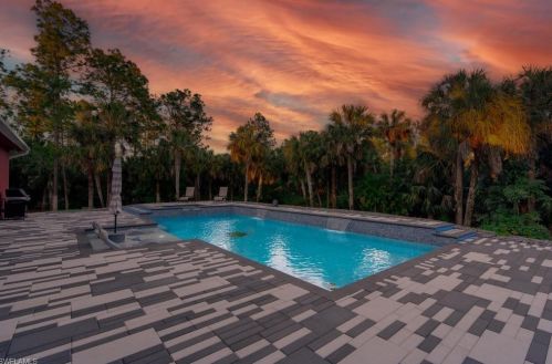 670 1 St, Naples FL 34117-5106 exterior