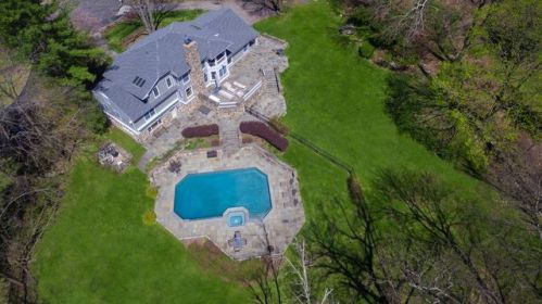 22 Marling Ln, Pleasantville NY  10570-1805 exterior
