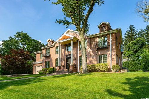 5 Sussex Rd, Great Neck, NY 11020-1828