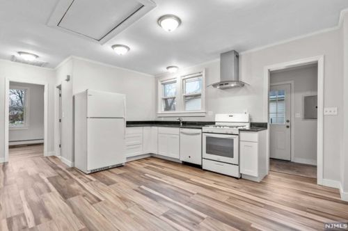 33 Riverside Dr, Oakland NJ  07436-1405 exterior