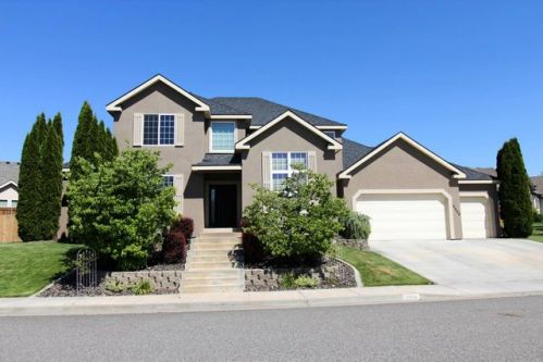 8906 3rd Ave, Kennewick, WA 99336-9406