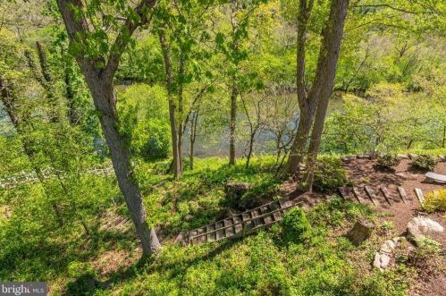 160 Manor Dr, Edinburg VA  22824-3579 exterior