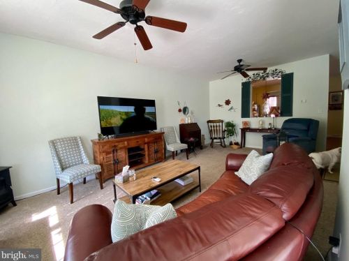 1261 Wanda Dr, Hanover, PA 17331-8640