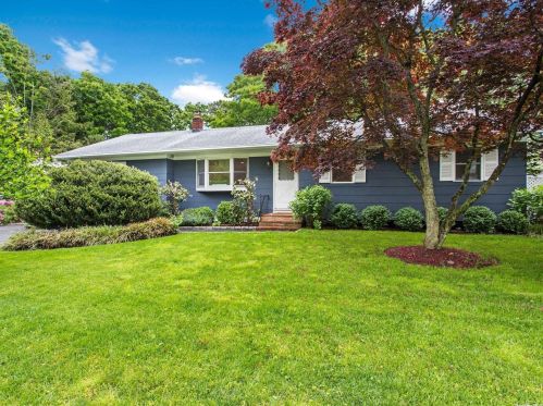 35 Shinnecock Ave, East Quogue, NY 11942-4518