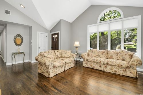 3 Lorijean Ln, Elwood NY  11731-4009 exterior