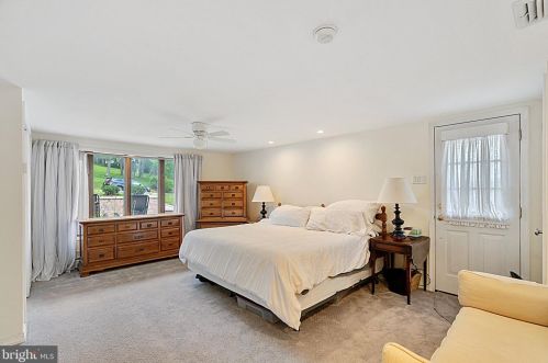 135 Marmic Dr, Southampton PA 18966-1725 exterior