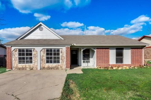 6305 Douglas Dr, Fort Worth TX  76148-3218 exterior