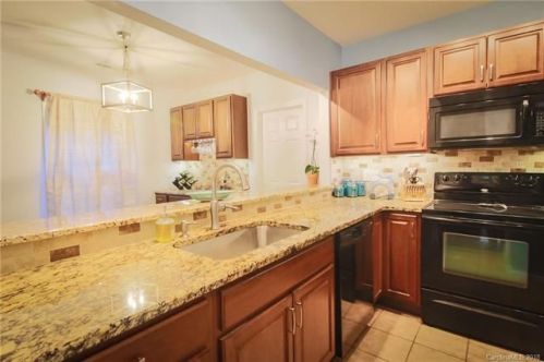 3222 Selwyn Farms Ln, Charlotte, NC 28209-4020