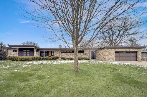 8660 Kildeer Ct, Milwaukee, WI 53209-1318
