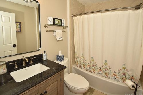 1 Jacobs Hill Rd, Ellington CT  06029-3117 exterior