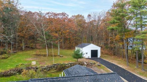 8 Walnut Hill Rd, Sandown NH  03873-2305 exterior