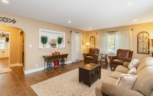 560 Woodlawn Dr, Valpo IN  46385-3347 exterior