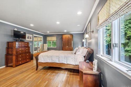 2 Old Farm Ct, West Nyack NY  10994-1210 exterior
