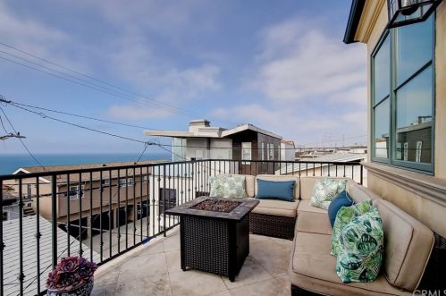 320 33rd Pl, Manhattan Beach CA  90266-3820 exterior