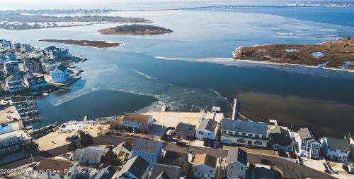 8 Harborside Dr, Pelican Island NJ  08751-1316 exterior