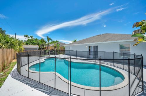 7836 104 Ave, Vero Beach FL 32967-3660 exterior