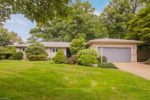 7811 Hickory Hill Ln, Cleveland, OH 44130-7664