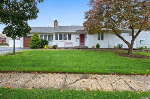 523 Windsor St, Westbury, NY 11590-5945