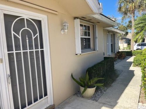 4178 Royal Oak Dr, West Palm Beach, FL 33410-6381
