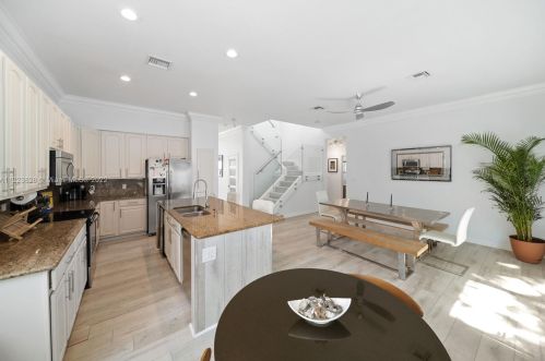 211 15th St, Dania Beach FL  33004-4244 exterior