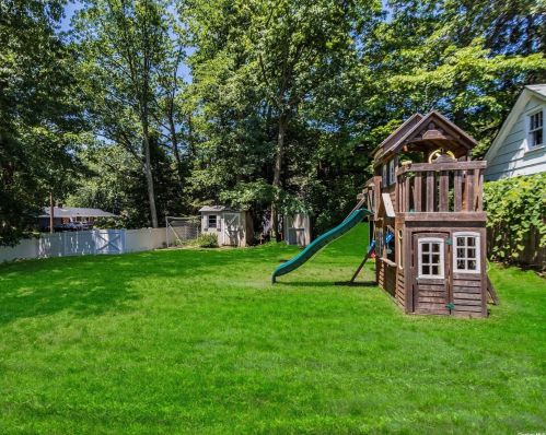 27 Hilden St, San Remo NY  11754-1743 exterior