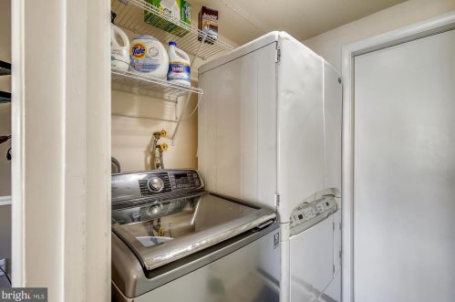 7827 Mulberry Bottom Ln, Springfield VA  22153-2314 exterior