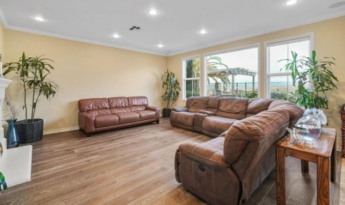 1050 Straightaway Ct, Oceanside CA  92057-1949 exterior