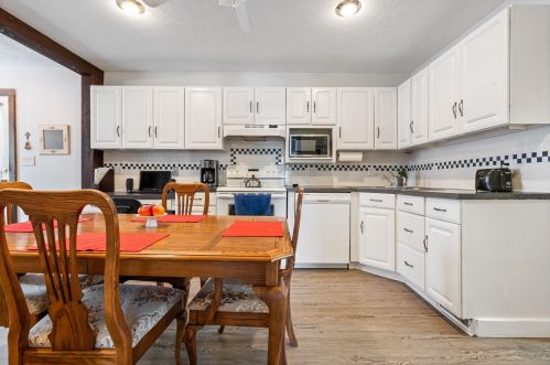 21 Lafrance Ave, Nashua, NH 03064-1717