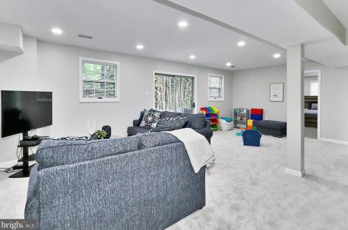6401 Limerick Ct, Springfield VA  22152-1944 exterior