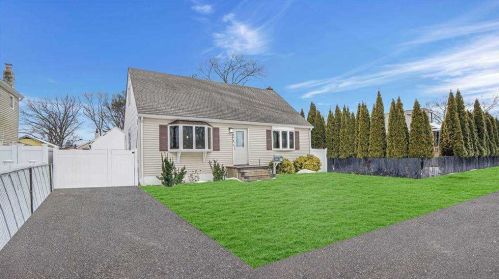 373 4th St, North Lindenhurst, NY 11757-1429