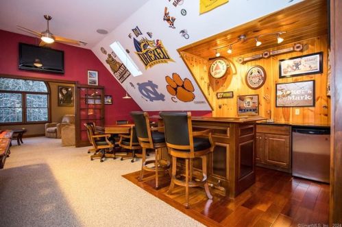 2 Deepwood Dr, Norwich CT  06360-1608 exterior